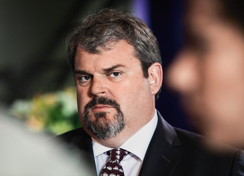 Mike Müller als Luc Conrad.